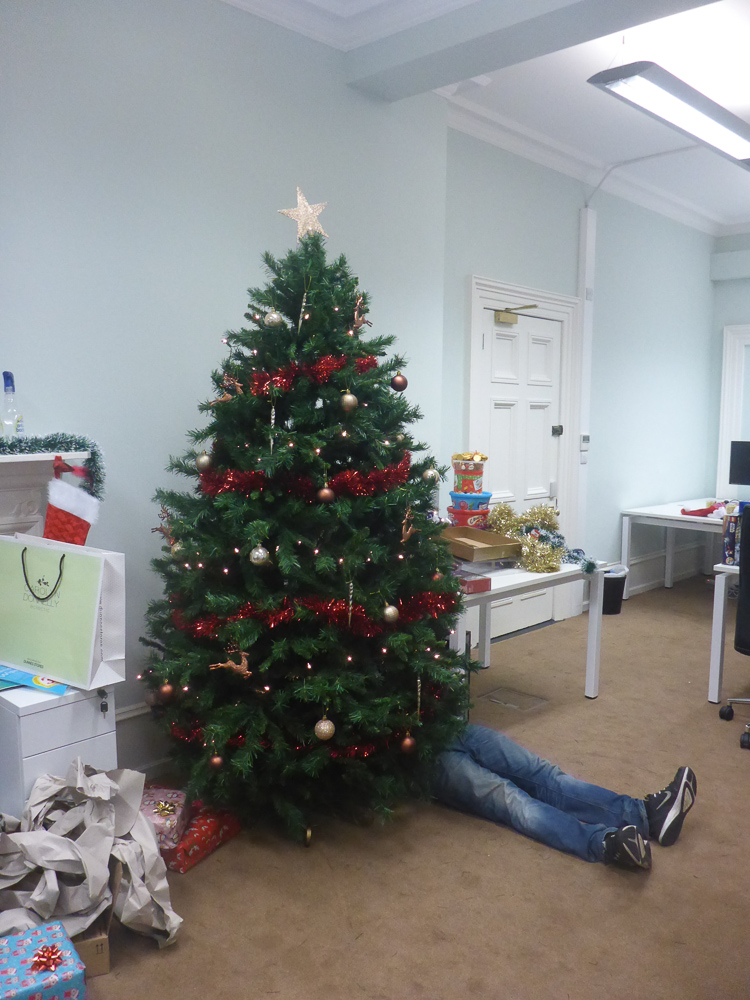 Decorating the office-002