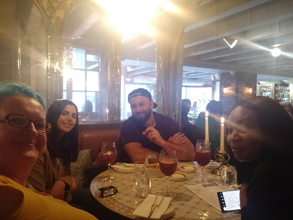 mit Caoimhe, Sipan und Elfrida beim Tapas Essen