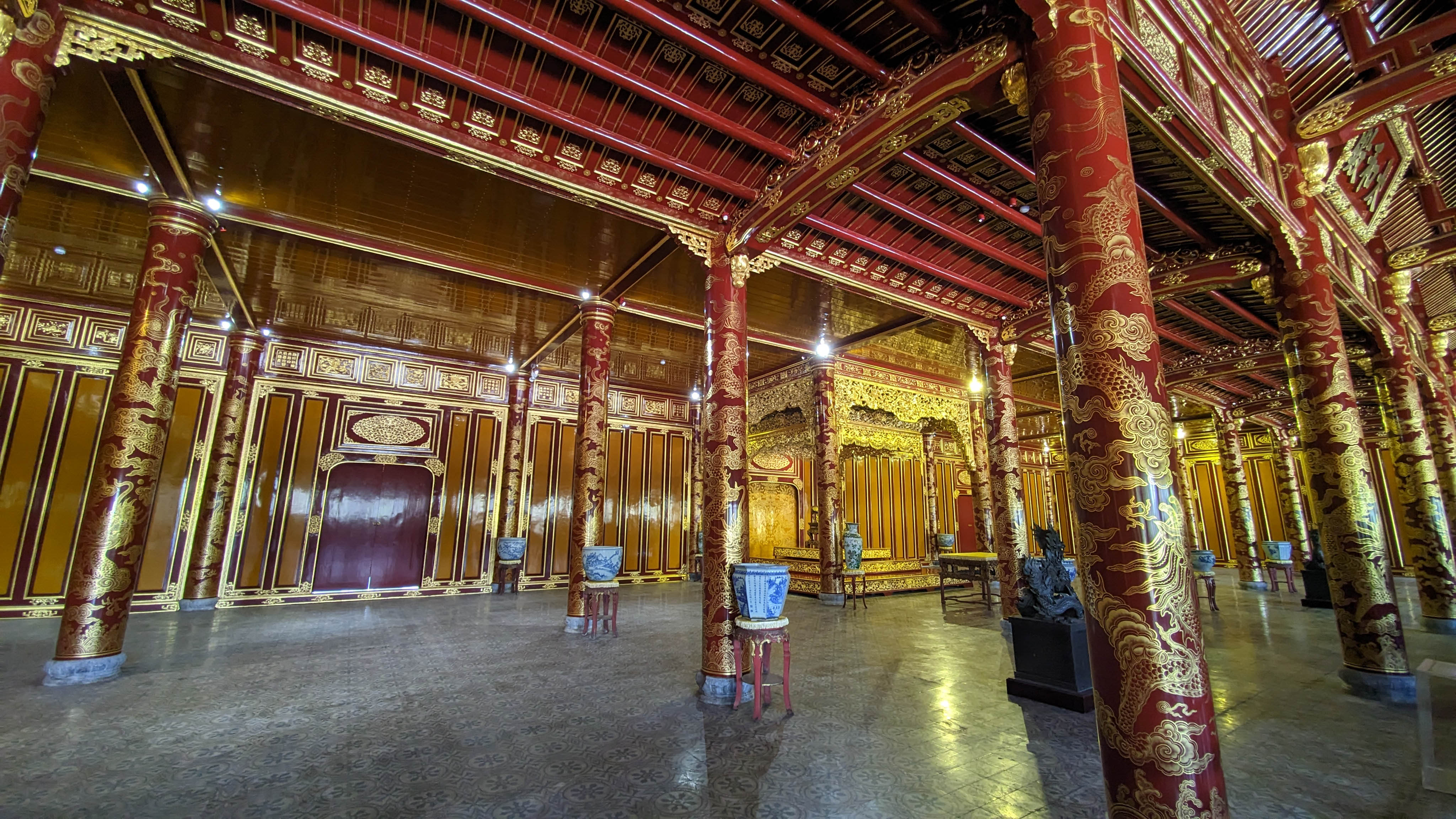 Rot-goldener Saal