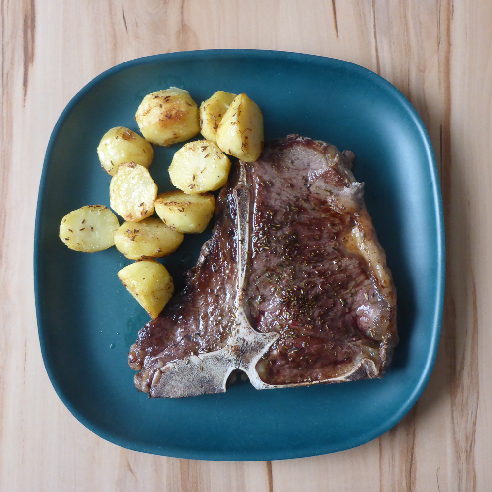 T-Bone Steak mit Bratkartoffeln